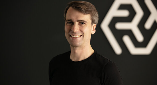 Alexander Müller lacht in die Kamera