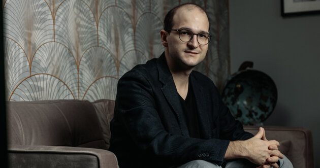 Daniel Szabo schaut in die Kamera